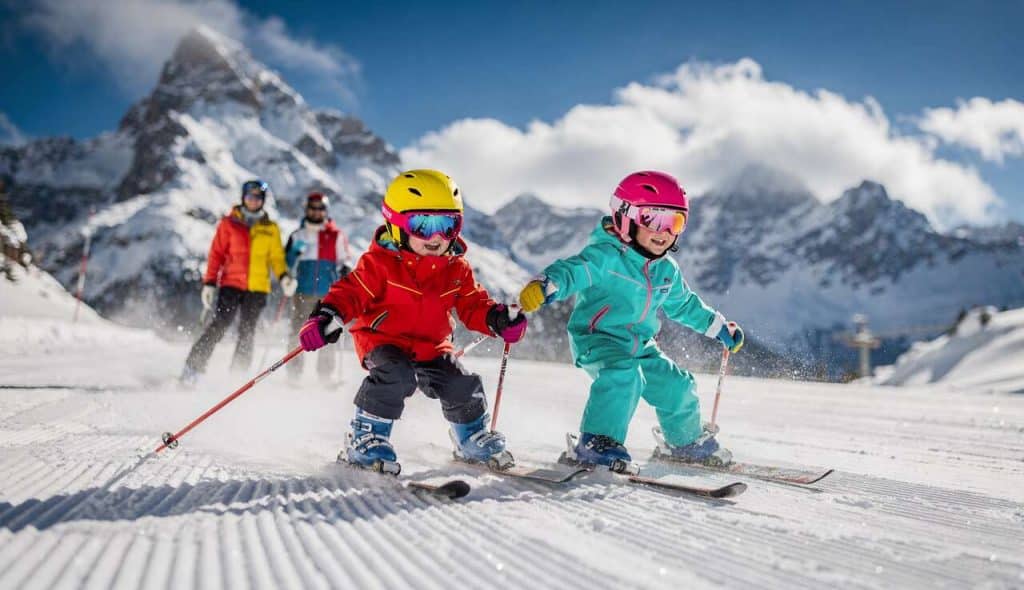Indispensables pour skier avec des enfants : guide complet