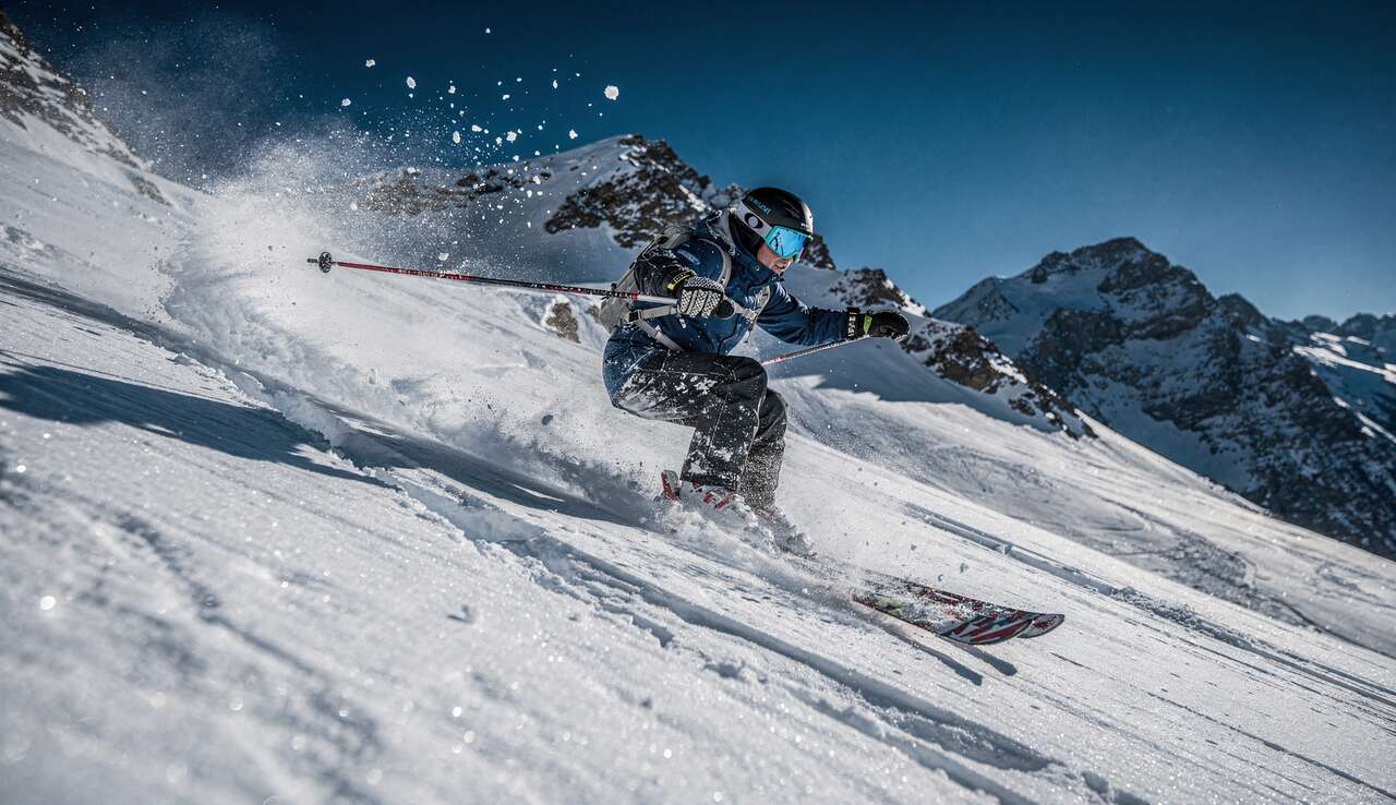Skier sur de la neige dure ou verglac&eacute;e