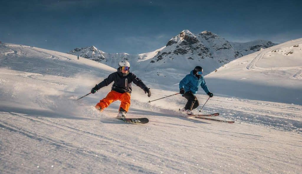 Les avantages du snowboard vs ski traditionnel
