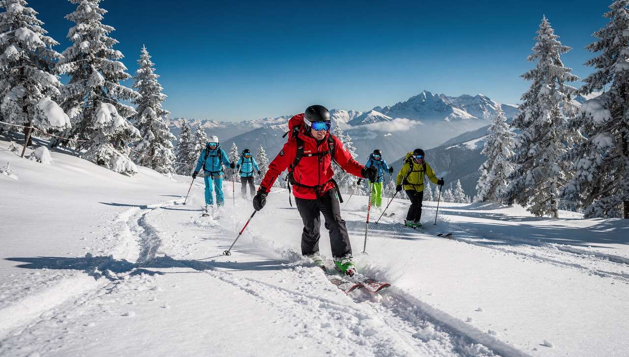 Les avantages de skier avec un guide : sécurité et expertise