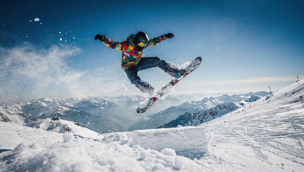 Les bases du freestyle en snowboard : guide essentiel