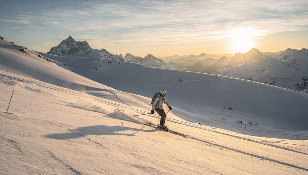 Avantages de skier hors saison : économies et moins de foule