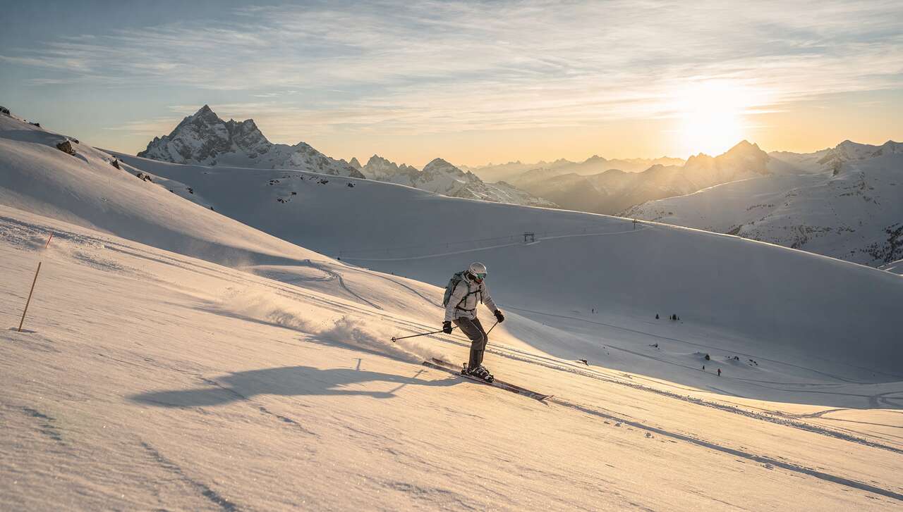 Avantages de skier hors saison : économies et moins de foule