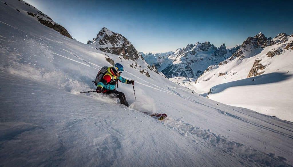 Pourquoi le ski hors-piste est-il dangereux et comment s'y préparer ?