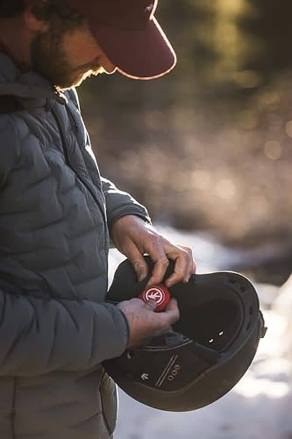 Découvrez les haut-parleurs Bluetooth OutdoorTech Chips 3.0, le choix idéal pour les sportifs en quête de qualité sonore et de résistance lors de leurs aventures en plein air.